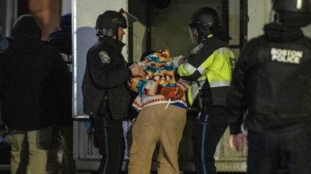 La police arrête des manifestants pro-palestiniens pendant l'évacuation du campement de protestation palestinien des étudiants de l'Emerson College à Boston, Massachusetts, le 25 avril 2024. 