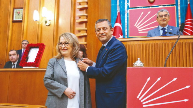 Ayşe Sibel Yanıkömeroğlu, Özgür Özel.