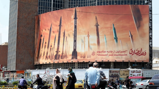 Des automobilistes passent devant un panneau d'affichage représentant des missiles iraniens à Téhéran le 20 avril 2024, un jour après que les médias d'État iraniens ont rapporté des explosions dans la province centrale d'Isfahan.