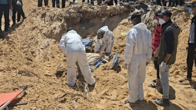 الدفاع المدني بغزة: 58 جثة جديدة في 3 مقابر جماعية بمستشفى ناصر
