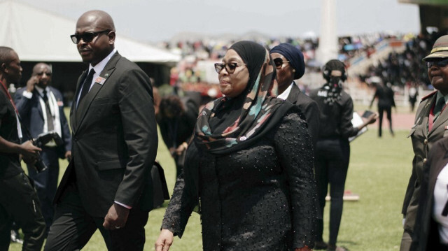 La présidente tanzanienne Samia Suluhu Hassan arrive au stade de l'Indépendance à Windhoek, en Namibie, le 24 février 2024, pour le service commémoratif de feu le président namibien Hage Geingob.