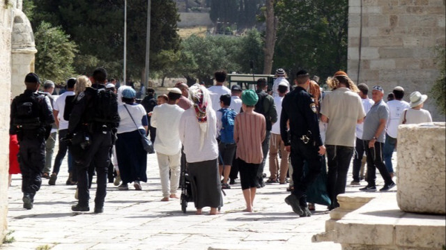 Des colons juifs fanatiques ont fait irruption dans la mosquée Al-Aqsa à Jérusalem-Est occupée, sous la protection de la police israélienne, le 24 avril 2024.