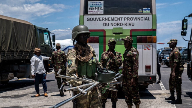 Des membres de l'armée des Forces de défense du peuple du Sud-Soudan (SSPDF) arrivent à l'aéroport international de Goma, dans l'est de la République démocratique du Congo, le 2 avril 2023. 