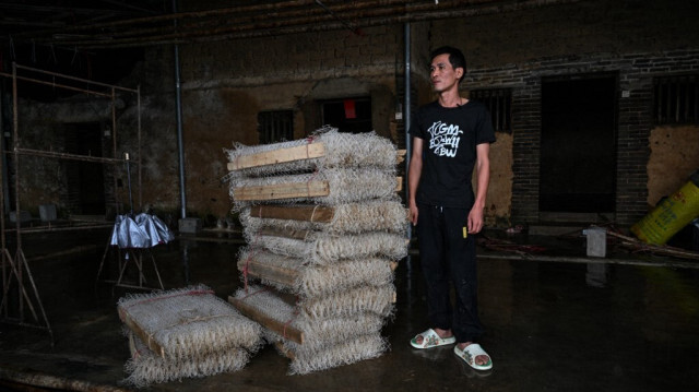 Zhu Huangyi, un producteur local de vers à soie qui a perdu les deux tiers de sa production en raison des inondations, à Yingde, dans la province du Guangdong en Chine, le 25 avril 2024.