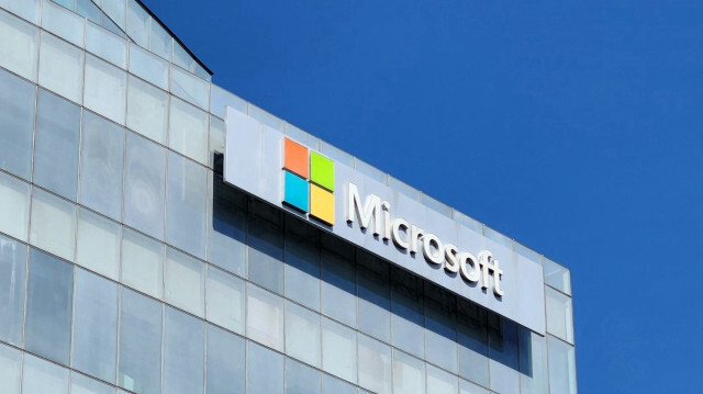 Microsoft, qui dévoile ses résultats trimestriels jeudi, a investi près de 10 milliards de dollars dans l'intelligence artificielle à l'étranger ces derniers mois, afin de rester un acteur majeur de ce marché crucial, selon les experts.