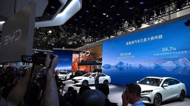 Les gens assistent à une conférence de presse de l'événement de lancement de la voiture de BYD au Salon de l'auto de Pékin à Pékin le 25 avril 2024.