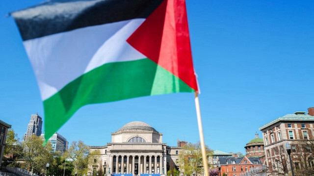 Un drapeau palestinien est visible autour du campement sur le campus de l'université de Columbia à New York, le 23 avril 2024.