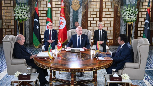 Le président Kais Saied (C) accueillant un mini-sommet maghrébin aux côtés du président algérien Abdelmadjid Tebboune (G) et du président du Conseil présidentiel libyen basé à Tripoli, Mohamed al-Menfi, à Tunis, le 22 avril 2024.