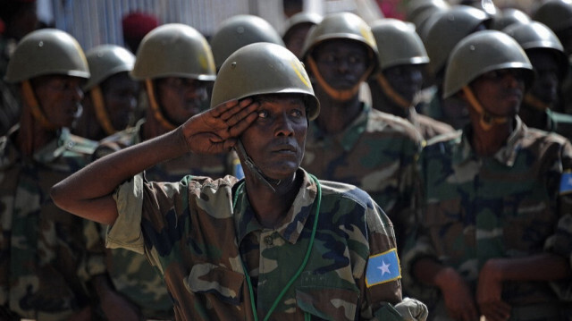 Des soldats somaliens défilent dans l'enceinte de l'académie Gashandhiga lors des célébrations du 55e anniversaire de la force militaire somalienne à Mogadiscio, le 12 avril 2015.