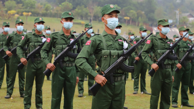 Un média affilié aux insurgés a indiqué qu'un groupe armé ethnique birman avait exécuté trois de ses membres condamnés à mort lors d'un procès en public mercredi, dans une ville proche de la frontière chinoise reprise à la junte en janvier 2024.