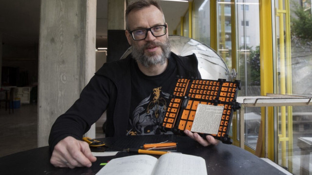 L'artiste autrichien Andreas Joska-Sutanto travaille sur son projet de transformer le livre "Mein Kampf" d'Adolf Hitler en un livre de recettes, à Vienne le 25 avril 2024.