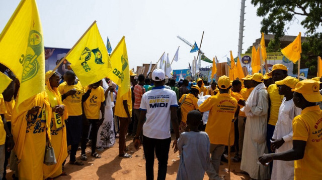 Des partisans du président de transition et candidat aux élections présidentielles au Tchad, Mahamat Idriss Deby Itno, arrivent avant un rassemblement au stade de Moundou à Moundou, dans le sud du Tchad, le 25 avril 2024.