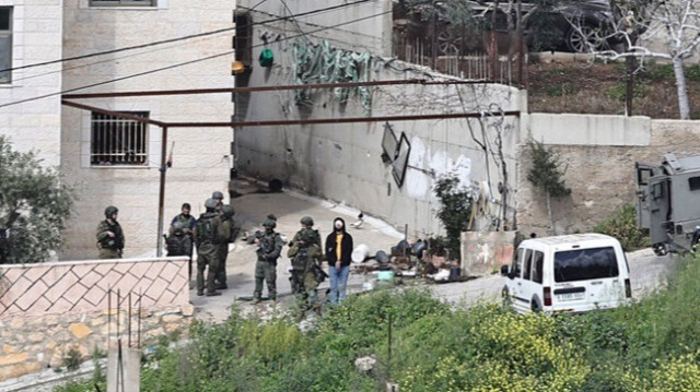 L'armée d'occupation arrête un Palestinien lors d'un raid en Palestine occupée.