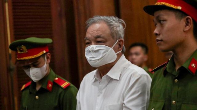 Le patron vietnamien des boissons gazeuses Tran Qui Thanh regarde un tribunal à Ho Chi Minh-Ville le 25 avril 2024.