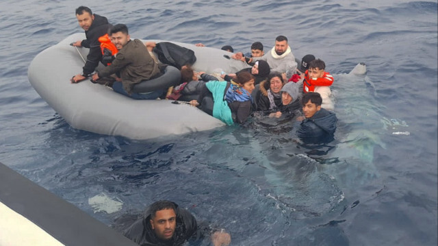 Kurtarılan göçmenler karaya çıkarıldı
