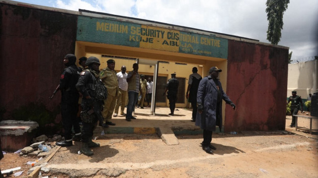 Des agents de sécurité se tiennent à l'extérieur de la prison de sécurité moyenne de Kuje à Abuja, au Nigeria, le 6 juillet 2022, après que des tireurs présumés de Boko Haram aient attaqué la prison moyenne de Kuje. 