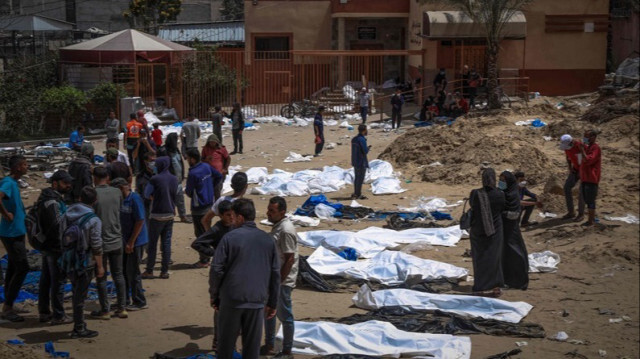 Les employés de la santé déterrent des corps trouvés à l'hôpital Nasser de Khan Younès, dans le sud de la Bande de Gaza, le 23 avril 2024.