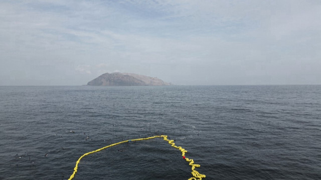 Image aérienne d'un filet de pêche à l'anchois prise alors qu'un bateau pêche à 5 miles au large de Lima le 19 novembre 2023.