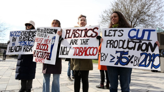 Membres de Greenpeace brandissant des pancartes lors de la quatrième session du Comité intergouvernemental de négociation des Nations unies sur la pollution plastique à Ottawa, Canada, le 23 avril 2024.