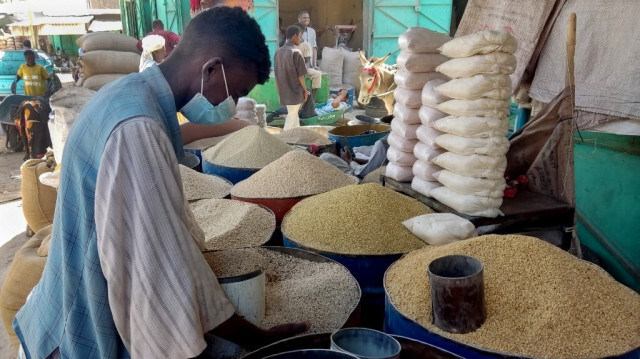 Un vendeur de céréales vend diverses légumineuses dans son magasin sur un marché de l'État de Gedaref, dans l'est du Soudan, le 17 avril 2024, alors que les combats se poursuivent entre l'armée soudanaise et les forces paramilitaires de soutien rapide (RSF).