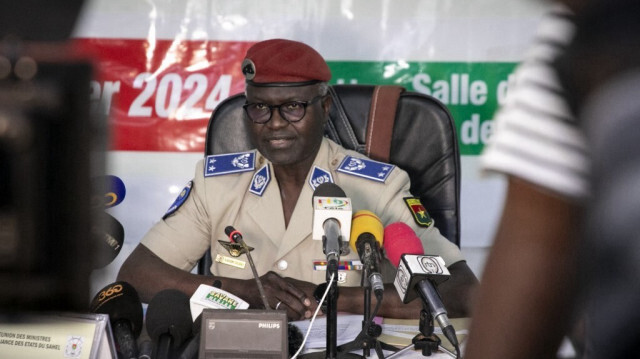 Le colonel-major Kassoum Coulibaly, ministre d'État, ministre de la Défense et des Anciens combattants du Burkina Faso, s'exprime lors de la réunion des ministres de l'Alliance des États du Sahel (AES), à Ouagadougou, le 15 février 2024.