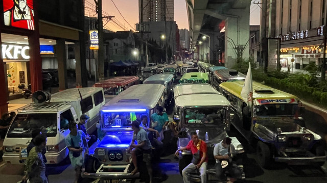 Les jeepneys philippins, iconiques et bruyants, sont désormais concurrencés par des minibus plus modernes.