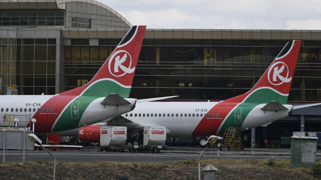 Cette photo prise le 5 novembre 2022 montre des avions de Kenya Airways au parking de l'aéroport international Jomo Kenyatta de Nairobi, au milieu d'une grève des pilotes organisée par l'Association des pilotes de ligne du Kenya (KALPA). 