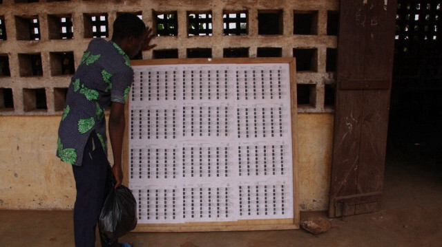 Un électeur regarde une liste électorale à l'extérieur d'un bureau de vote dans le quartier d'Agoe à Lomé, le 20 décembre 2018, lors de la procédure de vote pour les élections législatives. 