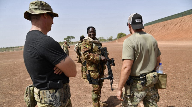 Un instructeur de l'armée américaine et des soldats maliens assistent à un exercice antiterroriste au camp militaire de Kamboinse - Général Bila Zagre près de Ouagadougo au Burkina Faso, le 12 avril 2018.