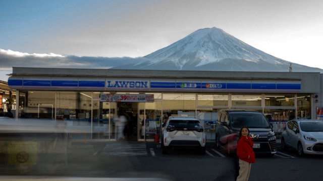 Une énorme barrière noire pour bloquer la vue du mont Fuji sera installée dans un spot photo populaire par les autorités japonaises exaspérées par des foules de touristes étrangers mal comportés, a-t-il été rapporté le 26 avril 2024.