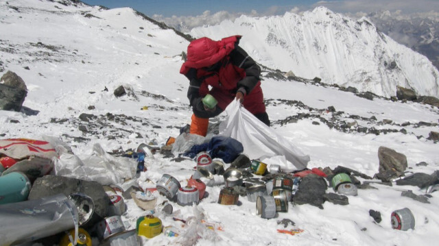 Un Sherpa népalais ramasse des déchets laissés par des alpinistes à une altitude de 8 000 mètres lors de l'expédition de nettoyage de l'Everest au mont Everest.