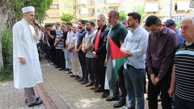 Les musulmans d'Alanya se sont réunis pour effectuer une prière funéraire pour les victimes palestiniennes de la guerre israélienne à Gaza, le 26 avril 2024.