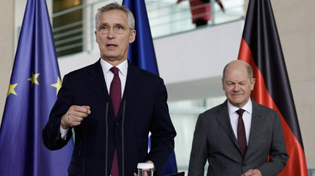 Le chancelier allemand Olaf Scholz (à droite) arrive alors que le secrétaire général de l'OTAN Jens Stoltenberg s'exprime lors d'une conférence de presse conjointe à la Chancellerie à Berlin, Allemagne, le 26 avril 2024.