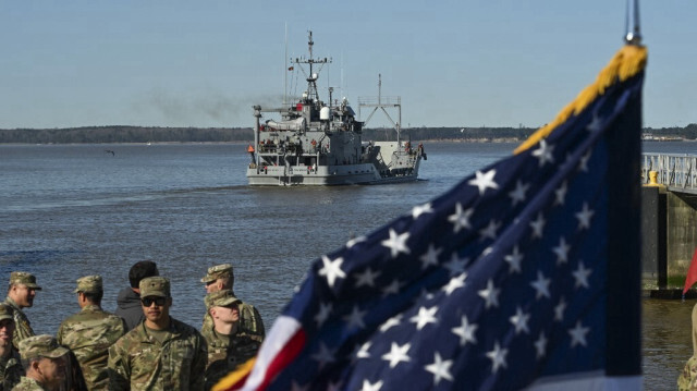 Des soldats de l'armée américaine près de l'USAV Wilson Wharf quittant la jetée de la base conjointe Langley-Eustis lors du déploiement de la 7e brigade de transport au Moyen-Orient l'acheminement de l'aide humanitaire multinationale vers Gaza, à Hampton, en Virginie, le 12 mars 2024.
