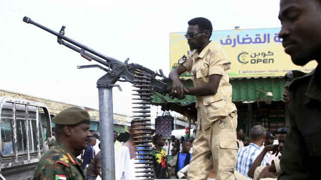 Les forces de sécurité soudanaises patrouillent dans un quartier commercial de la ville de Gedaref, dans l'est du Soudan, le 3 avril 2024. 