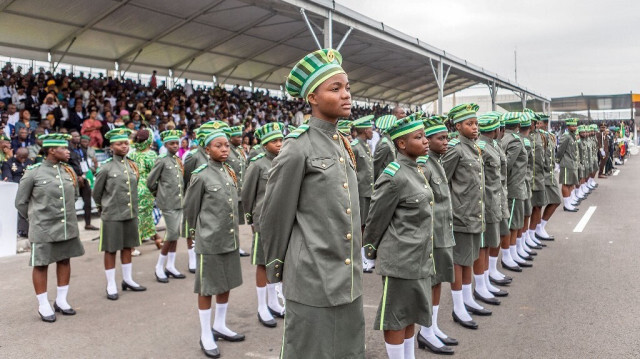 Des étudiants se tiennent debout lors d'un défilé militaire dans le cadre des célébrations marquant le 62e anniversaire de l'indépendance à Cotonou, le 1er août 2022.
