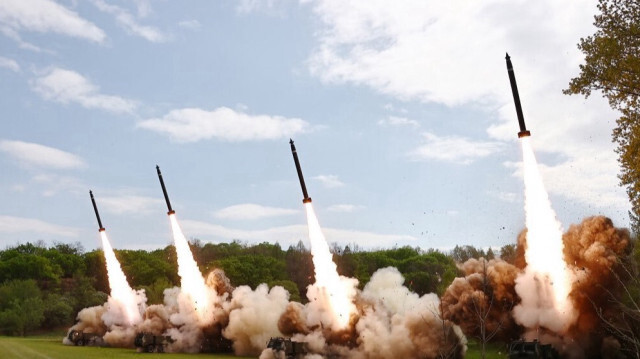 L'agence d'Etat de la Corée du Nord a annoncé le 26 avril 2024, que Kim Jong Un avait supervisé le test d'un lance-roquettes multiple, après une simulation de "déclenchement nucléaire".