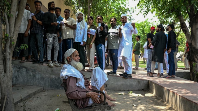 Les électeurs font la queue dans un bureau de vote pour voter pendant la deuxième phase des élections générales indiennes à Ghaziabad le 26 avril 2024.