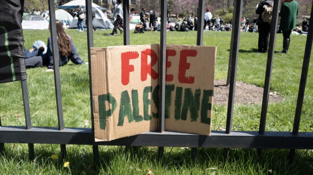 Des étudiants rassemblés sur le campus de l'Université Northwestern pour manifester leur soutien à la population de Gaza massacrée par les attaques incessantes d'Israël, à Evanston, dans l'État de l'Illinois, le 25 avril 2024.