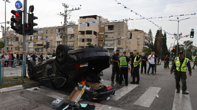 La police israélienne boucle le site d'un accident de voiture, où le ministre israélien Itamar Ben-Gvir aurait été blessé après que sa voiture ait été impliquée dans un accident, à Ramla au sud de Tel Aviv, le 26 avril 2024.