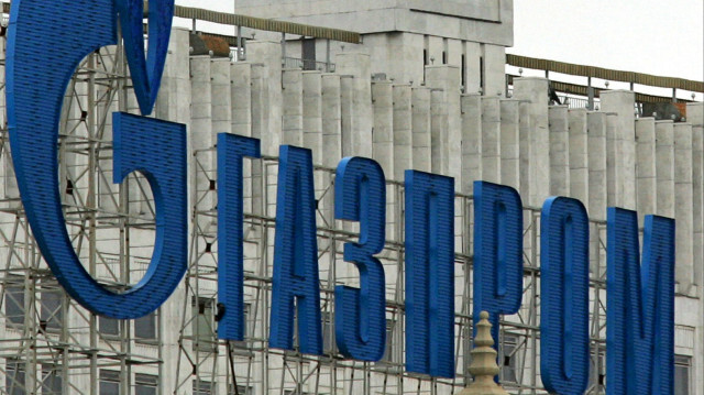 Le logo du géant gazier russe Gazprom, contrôlé par l'État, est visible devant le bâtiment du gouvernement russe à Moscou le 1er juillet 2006. 