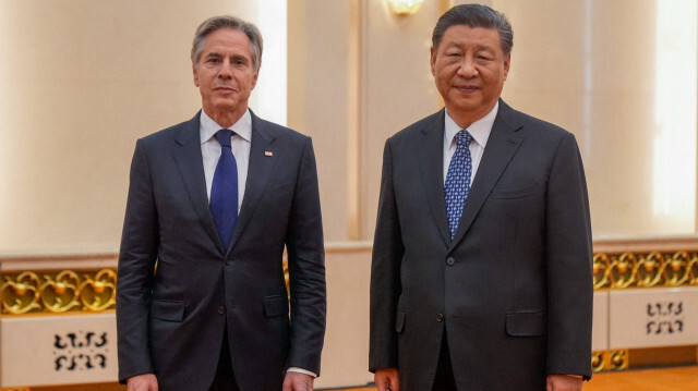 Le secrétaire d'État américain Antony Blinken (à gauche) rencontrant le président chinois Xi Jinping au Grand Hall du Peuple à Pékin, le 26 avril 2024.
