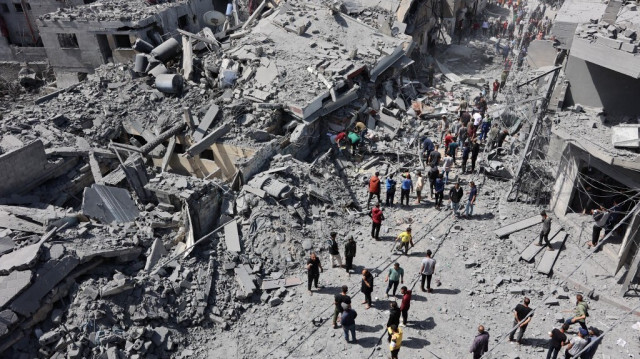 Les Palestiniens inspectent les débris après un bombardement israélien dans le quartier Al-Daraj de la ville de Gaza, le 22 avril 2024.