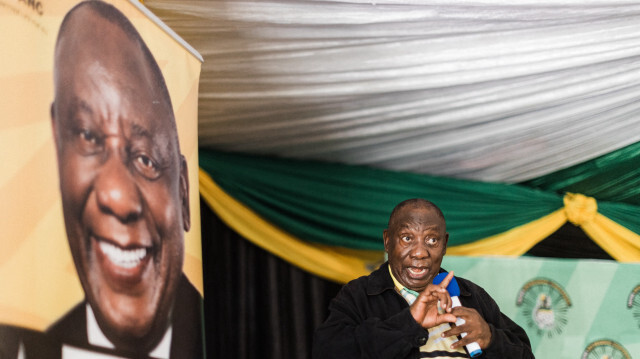 Le Congrès national africain (ANC) et le président sud-africain Cyril Ramaphosa s'adressant aux partisans de l'ANC pendant une campagne électorale lors d'une réunion communautaire à Kwaximba, le 20 avril 2024, avant les élections présidentielles sud-africaines prévues pour le 29 mai 2024.