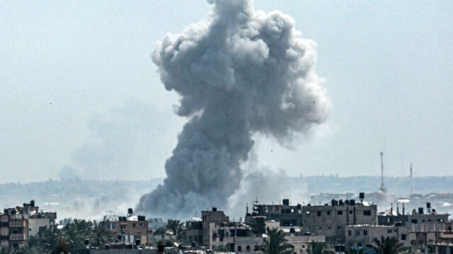 Un panache de fumée s'élève à la suite d'un bombardement israélien au nord de Nuseirat, dans le centre de la bande de Gaza, le 23 avril 2024.