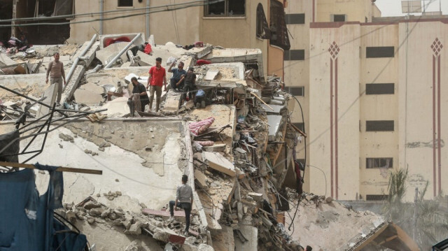 Les Palestiniens inspectent les dommages causés à un bâtiment dans la ville de Nuseirat, dans le centre de la bande de Gaza, le 18 avril 2024.