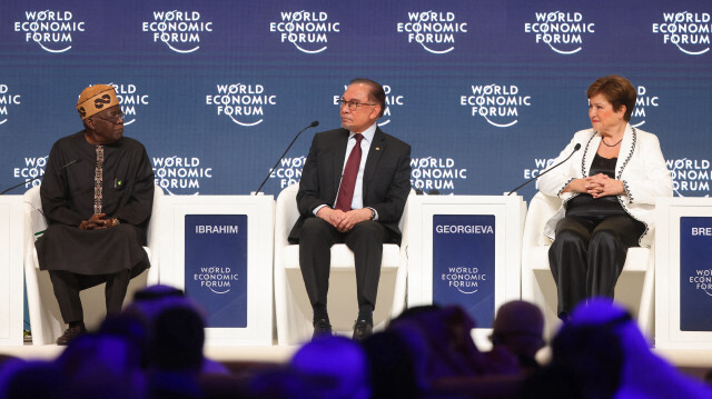 (De gauche à droite) Le président du Nigeria, Bola Ahmed Tinubu, le premier ministre de la Malaisie, Anwar Ibrahim, et la directrice générale du FMI, Kristalina Georgieva, participant à une table ronde lors de la réunion spéciale du Forum économique mondial à Riyad, le 28 avril 2024.