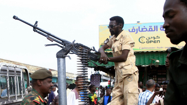 Les forces de sécurité soudanaises patrouillant dans un quartier commercial de la ville de Gedaref, dans l'est du Soudan, le 3 avril 2024. La guerre au Soudan a fait des milliers de morts et déplacé plus de 8,5 millions de personnes, selon les Nations unies.