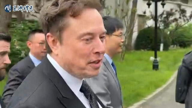 Le patron du constructeur automobile Tesla, Elon Musk, arrivant à Pékin pour s'entretenir avec de hauts responsables chinois. Il s'agit de sa deuxième visite en moins d'un an dans ce pays qui représente le plus gros marché pour les véhicules électriques. 