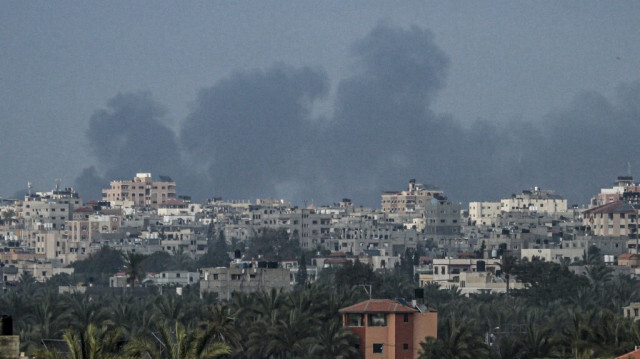 Les bombardements israéliens au nord de Nuseirat, dans le centre de la bande de Gaza, provoquent des volutes de fumée, le 27 avril 2024.